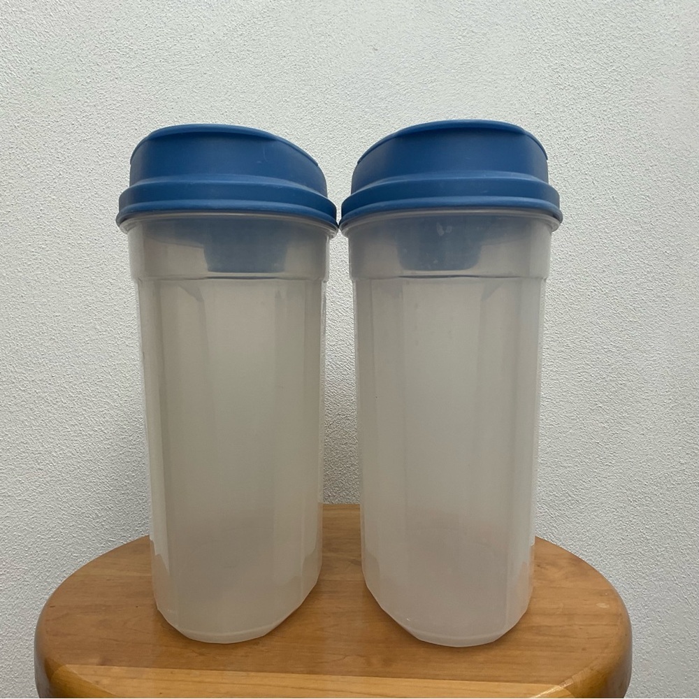 Rubbermaid Servin' Saver 3.5 quart lot of 2 Blue, Opaque Kitchen Storage